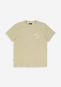 Licht olijfgroene katoenen t-shirt met een ronde hals en korte mouwen, met een cirkelvormige witte grafiek met de tekst "BUTCHER OF" op de voorkant.