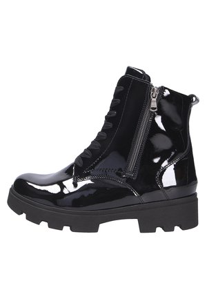 Botte de combat en cuir verni noir brillant avec semelle épaisse, lacets à l’avant et fermeture éclair latérale.