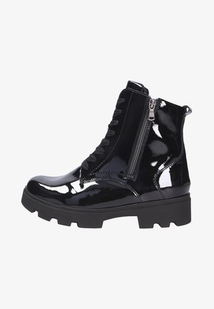 Botte de combat en cuir verni noir brillant avec semelle épaisse, lacets à l’avant et fermeture éclair latérale.
