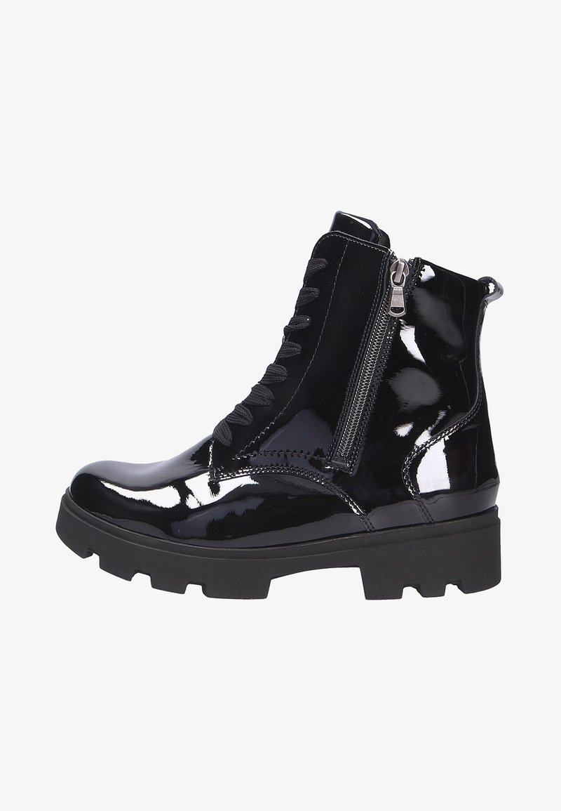 Botte de combat en cuir verni noir brillant avec semelle épaisse, lacets à l’avant et fermeture éclair latérale.