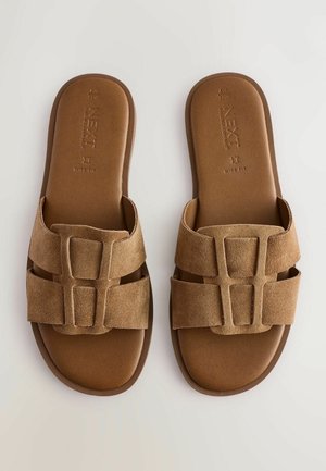 Sandalias de ante marrón de ajuste amplio con dos correas horizontales y acentos geométricos. Plantilla texturizada para mayor comodidad y durabilidad.