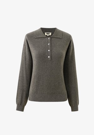 Grijze gebreide trui met een kraagontwerp, lange mouwen, een vijfknopenpaneel en geribde manchetten en zoom voor extra textuur.