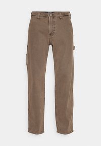 Bruna cargobyxor i slitstarkt tyg, med rak bendesign, fem fickor och subtila sömmar längs sömmarna.