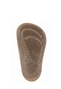 Braune Einlagen mit strukturierter Oberfläche, die ein konturiertes Design und eine umrandete Naht entlang der Kanten aufweisen, geeignet für den Fußkomfort.