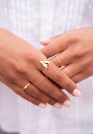 MINIMALIST WITH STATEMENT HEART - Anello - goudkleurig