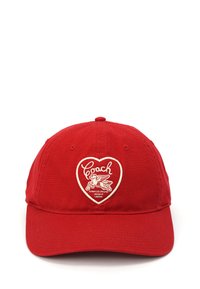 Casquette de baseball en coton rouge avec un patch en forme de cœur blanc portant l'inscription "Coach" et une créature ailée. Fermeture arrière ajustable. Texture lisse.