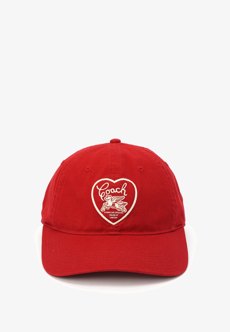 Boné de basebol de algodão vermelho com um patch branco em forma de coração com "Coach" e uma criatura alada. Fecho traseiro ajustável. Textura suave.