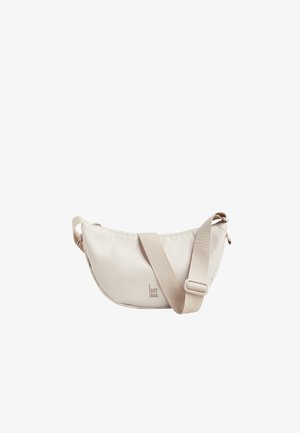 Licht beige, maansikkelvormige crossbodytas met verstelbare band en "GOT BAG"-logo gedrukt vlakbij het midden onderaan.