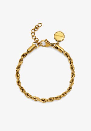 Bracelet en chaîne torsadée dorée avec fermoir mousqueton et charm rond gravé du nom de la marque sur fond blanc.