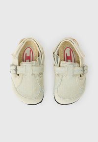 Denim apavi ar off-white krāsu, sprādzi un mīkstu oderi. Apaļa deguna forma ar melnu gumijas zoli.