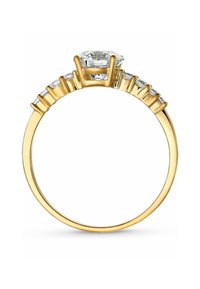 Anello di fidanzamento in oro con un grande diamante centrale e piccoli diamanti incastonati lungo la fascia su uno sfondo bianco.