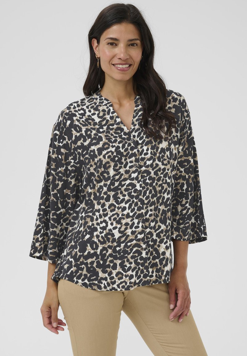 Leopardenmuster-Bluse mit V-Ausschnitt, Dreiviertelärmeln und Knopfdetails in Schwarz-, Beige- und Brauntönen. Weicher Stoff und lässige Passform.