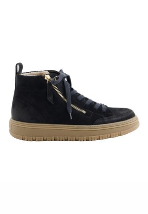 Schwarzer Veloursleder High-Top-Sneaker mit brauner Gummisohle, grauen Schnürsenkeln und einem goldfarbenen Reißverschluss an der Seite für einfaches An- und Ausziehen.