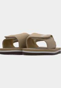 Μπεζ σανδάλια με ανοιχτά δάχτυλα, με λουριά από υφασμάτινη υφή και κούμπωμα hook-and-loop, με στρωμένες καφέ, λευκές και ταμπά σόλες.