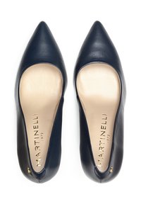 Zapatos de tacón afilado de cuero azul marino con un diseño recortado, plantilla beige y un acento dorado cerca del tacón. Nombre de la marca grabado en el interior.