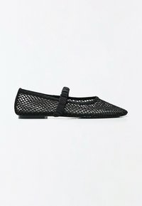 Chaussure plate noire avec bout pointu, design en mesh et une seule bride élastique sur le cou-de-pied.