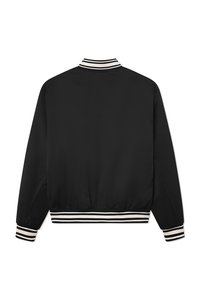 Sort bomberjakke med stribet krave og mansjetter. Glat stof, ribbet kant og sporty design. Ingen synlig branding eller pynt.