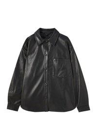 Giacca camicia nera in pelle con colletto classico, bottoni anteriori, maniche lunghe e una tasca sul petto. Texture liscia e vestibilità strutturata.