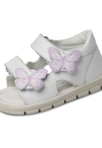 Sandalia de cuero blanca con diseño de cortes, que presenta dos apliques de mariposa morada en correas de velcro seguras y una suela de goma texturizada.