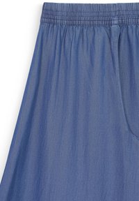 Gonna di tessuto blu con una vita elastica, caratterizzata da una texture morbida e una tasca laterale. Design semplice a forma di A con un aspetto informale.