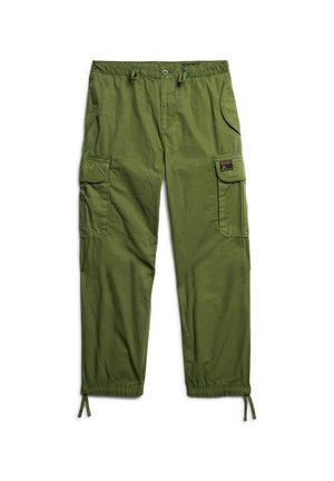 Pantalones cargo verde oliva con cintura elástica, puños con cordón, bolsillos laterales y un parche en el bolsillo superior izquierdo.