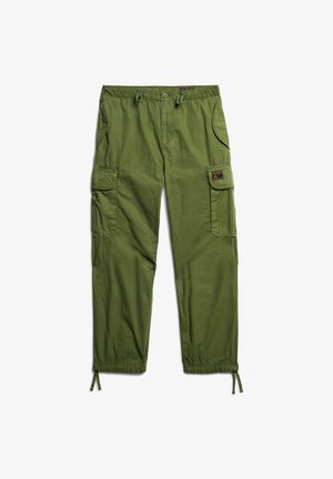 Pantalones cargo verde oliva con cintura elástica, puños con cordón, bolsillos laterales y un parche en el bolsillo superior izquierdo.