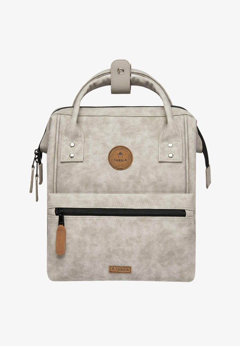 Grau faux-leder Rucksack mit einem oberen Griff, vorderer Reißverschlusstasche und runder Logopatch. Hat eine glatte Textur und kontrastierende Hardware-Details.