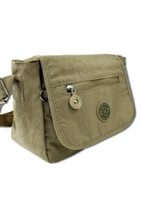 Khaki schoudertas gemaakt van duurzame stof, met een klepopening, een voorvak met rits, een rond logo en een verstelbare strap.