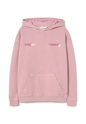 Sudadera con capucha rosa hecha de tela suave, con un bolsillo delantero, capucha con cordón y texto impreso en blanco y rojo.
