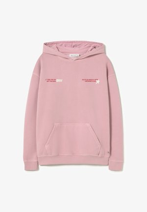 Sudadera con capucha rosa hecha de tela suave, con un bolsillo delantero, capucha con cordón y texto impreso en blanco y rojo.