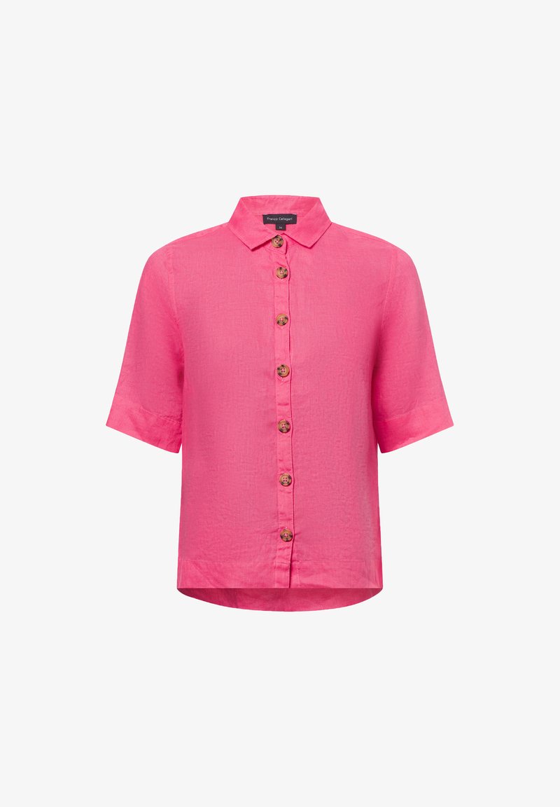 Roze kortemmige shirt gemaakt van lichtgewicht stof, met een knopenfront met bruine knopen en een klassieke kraag. Getextureerde afwerking.