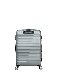 Valigia rigida argentata con design a costine, manico superiore, doppie ruote e cerniere laterali. Texture liscia con finitura metallica.