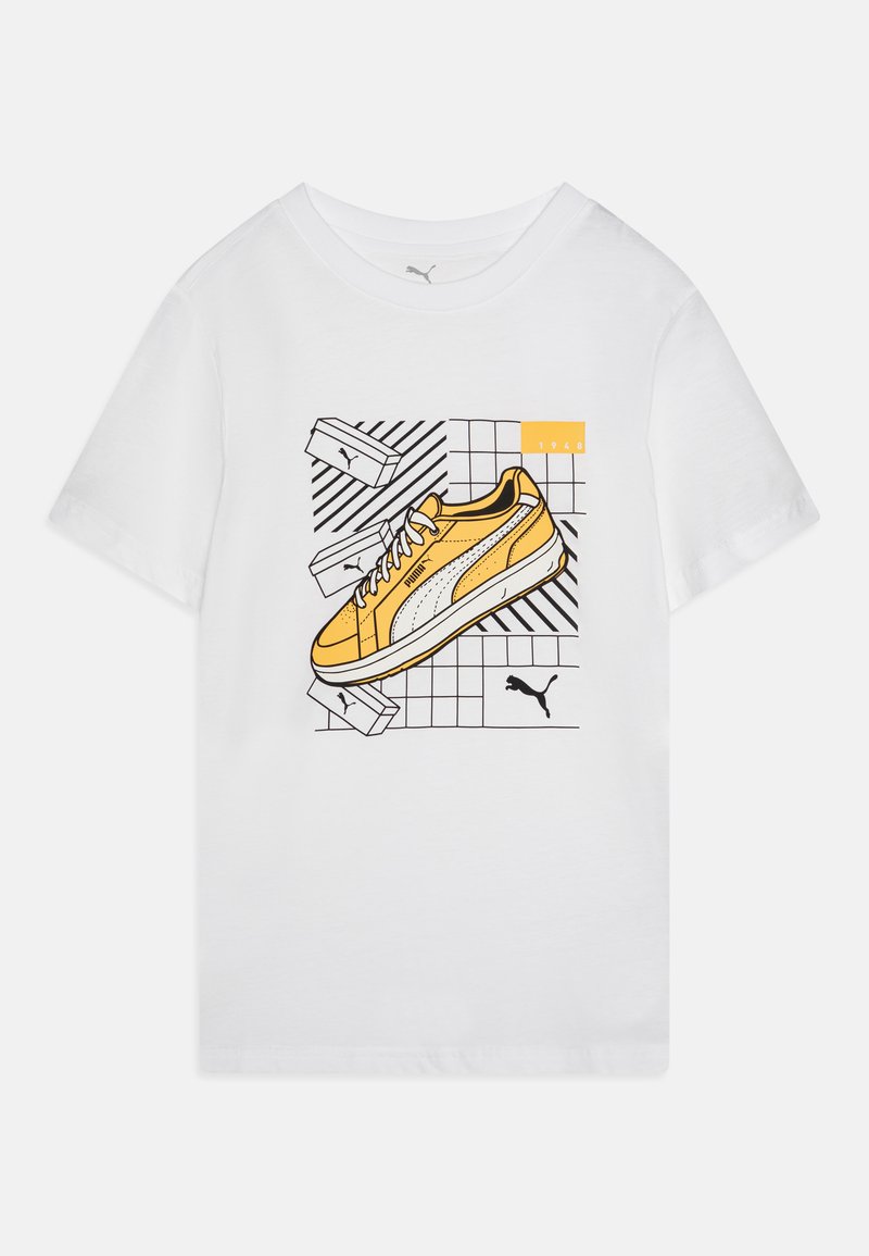 Vit bomullströja med en grafik av en gul Puma-sko med svarta konturer på en rutad bakgrund. Inkluderar "1948" i orange.