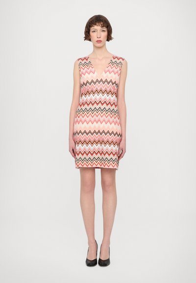 Ærmeløs kjole med V-hals, prydet med et flerfarvet zigzag-mønster i nuancer af pink, brun og creme. Tæt siddende silhuet.