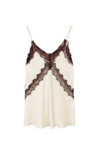 Cremfarbener Spaghetti-Top mit verstellbaren Trägern, versehen mit dunklem burgunderfarbenem Spitzenbesatz in wellenförmigen Mustern entlang des Ausschnitts und der Seiten.