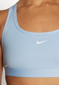 Nike Performance BRA - Sportski grudnjak s blagom potporom - light armory blue/white