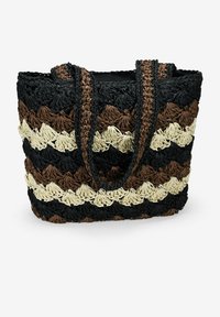 Bolso de tote tejido en negro, marrón y crema. Presenta un patrón en zigzag, dos asas tejidas y una parte superior cerrada con un diseño resistente.