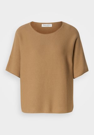Kortermet, løs justert topp i lett brun strikket stoff. Har rund hals og teksturert overflate for ekstra detalj.