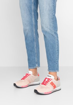 Sneakers - light pink