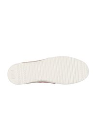 Suela de goma blanca con surcos texturizados y una superficie lisa. La parte superior presenta una tela tejida de un rosa claro. Branding visible en la suela.
