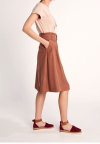 comma Gonna a campana - brown