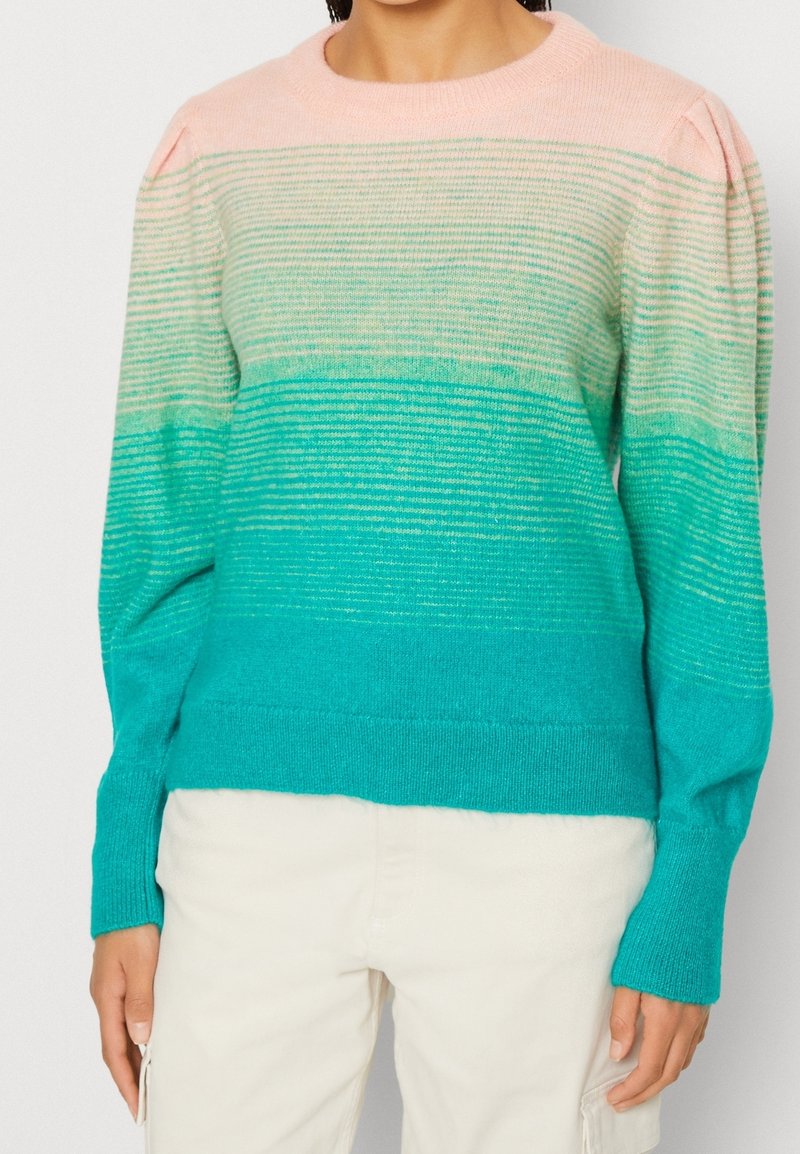 Pletený svetr s gradientovými pruhy od světle růžové po tyrkysovou, kulatým výstřihem a texturovanými ribovými manžetami. Měkký, lehký materiál.