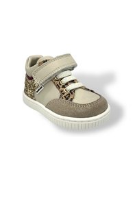 Sneaker beige con cinturino in velcro, stampa animalier a contrasto e dettagli glitterati, punta in suede e suola bianca strutturata.