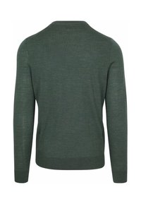 Groene gebreide trui met een ronde halslijn, lange mouwen en geribbelde manchetten, kenmerkt zich door een zachte textuur en een eenvoudig ontwerp.