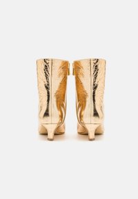 MICHAEL Michael Kors COSMO KITTEN BOOTIE - Klassikalised poolsaapad - pale gold