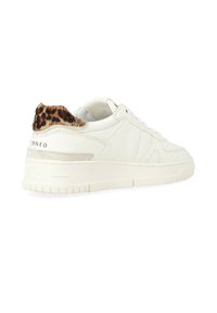 Witte leren sneaker met een gestructureerde afwerking, voorzien van een luipaardprintaccent op de hiel en een dikke rubberen zool. Vetersluiting.