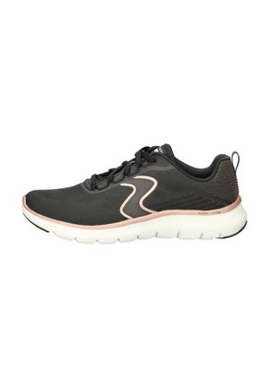 Zapatilla deportiva negra con parte superior de malla, acentos en rosa claro, entresuela blanca acolchada y talón texturizado. Presenta un sistema de cordones tradicional.