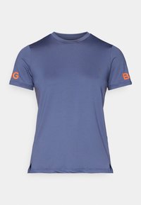 Mörkblå kortärmad tränings t-shirt med rundad halsringning, sidofickor och orange logotypdetalj på vänster ärm. Tillverkad av fukttransporterande tyg.