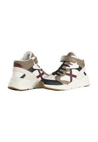 Zapatillas altas con una mezcla de malla y cuero en crema, marrón y negro. Presenta una tira de velcro y acentos texturizados.