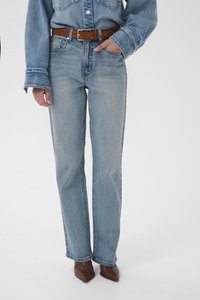 Svetlomodré rifle z denimu s priamym strihom, vybavené piatimi vreckami a hnedým koženým opaskom, doplnené hnedými topánkami so špicatou špičkou.